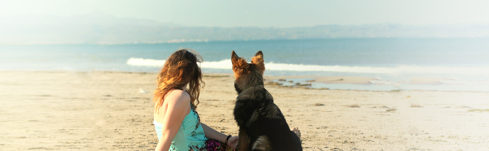 Strand Riumar mit Frau und Hund
